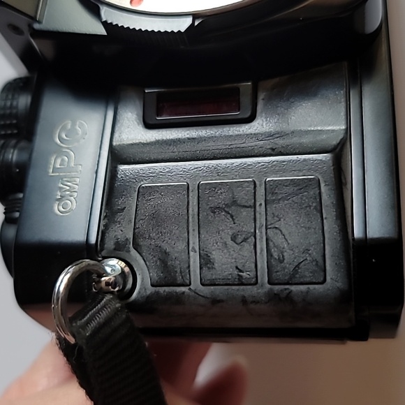 Olympus omPC 35mm DX SLR film camera body requires (2)SR44 batteries - Picture 6 of 9